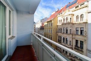 widok z balkonu budynków w obiekcie Balcony Apartment - Next to Opera w Wiedniu