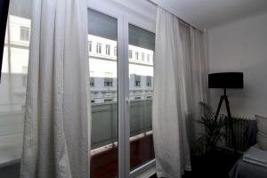 Telewizja i/lub zestaw kina domowego w obiekcie Balcony Apartment - Next to Opera