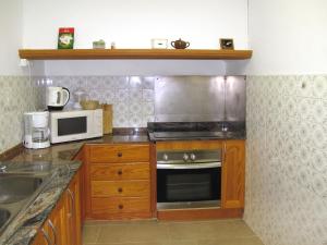 A cozinha ou cozinha compacta de Holiday Home Can Pubila - LOM302 by Interhome