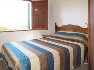 เตียงในห้องที่ Holiday Home Can Pubila - LOM302 by Interhome