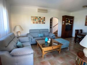 ポルト・クリストにあるHoliday Home Schnuffi - PCN155 by Interhomeのリビングルーム(青いソファ、コーヒーテーブル付)
