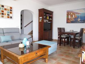 ein Wohnzimmer mit einem Sofa und einem Tisch in der Unterkunft Holiday Home Schnuffi - PCN155 by Interhome in Porto Cristo