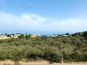 miasto na szczycie wzgórza z drzewami w obiekcie Holiday Home Schnuffi by Interhome w Porto Cristo