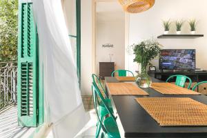 A television and/or entertainment centre at Be Barcelona Eixample Universidad