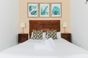 A bed or beds in a room at Be Barcelona Eixample Universidad