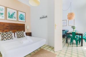 A bed or beds in a room at Be Barcelona Eixample Universidad