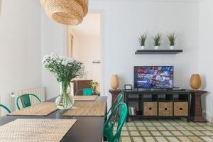 A television and/or entertainment centre at Be Barcelona Eixample Universidad