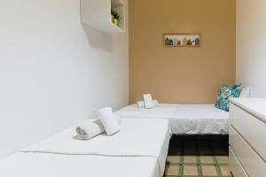 A bed or beds in a room at Be Barcelona Eixample Universidad