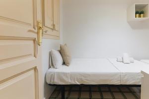 A bed or beds in a room at Be Barcelona Eixample Universidad