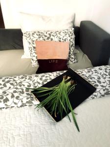 クラクフにあるNico Apartmentsの枕2つと財布付きのベッド