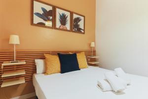 A bed or beds in a room at Be Barcelona Eixample Universidad
