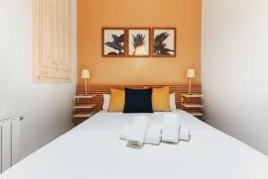 A bed or beds in a room at Be Barcelona Eixample Universidad