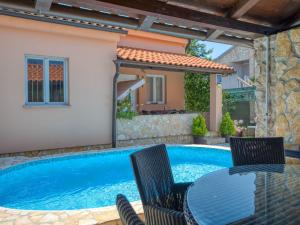 Bazén v ubytování Holiday Home Ana by Interhome nebo v jeho okolí