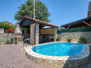 Bazén v ubytování Holiday Home Ana by Interhome nebo v jeho okolí