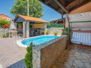 Bazén v ubytování Holiday Home Ana by Interhome nebo v jeho okolí