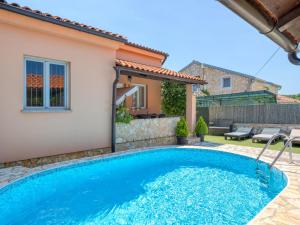 Bazén v ubytování Holiday Home Ana by Interhome nebo v jeho okolí