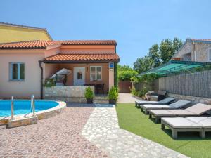 Bazén v ubytování Holiday Home Ana by Interhome nebo v jeho okolí