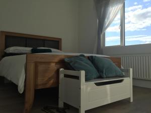 uma cama com almofadas verdes e uma janela em Carrick-on-Shannon Guest House em Carrick on Shannon