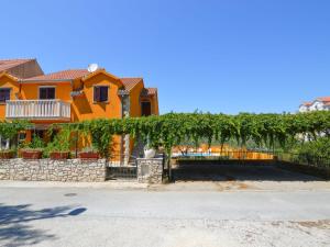 dom z płotem i kupą winorośli w obiekcie Holiday Home Gorana - BRC152 by Interhome w mieście Mirce