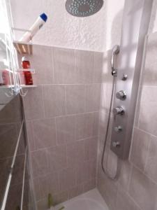 ein Bad mit Dusche und WC in der Unterkunft Studio vue sur la mer au 6ème et dernier étage in Canet-en-Roussillon