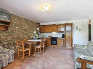 Η κουζίνα ή μικρή κουζίνα στο Apartment La Carraia - TER100 by Interhome +11 φωτογραφίες