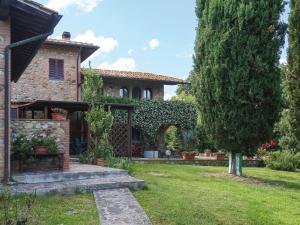 vista esterna sulla casa e sul giardino di Apartment La Carraia - TER100 by Interhome a Laiatico