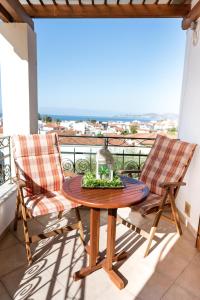 - Balcón con mesa y 2 sillas en Athena's Luxury Place, en Agria