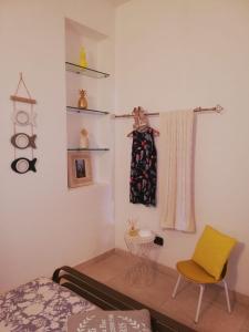 ein Schlafzimmer mit einem Bett und einem Kleid an einem Fenster in der Unterkunft Apartments Tellaro in Tellaro