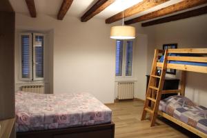 ein Schlafzimmer mit einem Etagenbett und einer Leiter in der Unterkunft Casa Cisa in Muggia
