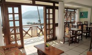 ein Wohnzimmer mit Meerblick in der Unterkunft Pousada Farol dos Borbas in Abraão
