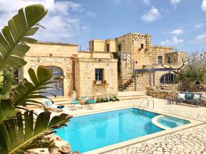 vista esterna di una casa con piscina di L'Gharix Temple Retreat a Xagħra