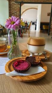 stół z talerzem ciasteczek i filiżanką kawy w obiekcie Apartmány Reduta w Łuczeńcu