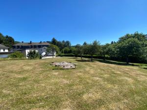 una mesa de picnic en medio de un campo en Nürburgring Ferienhaus m. Parkplatz - Klima - Garten und viel Platz, en Adenau