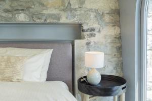 Posteľ alebo postele v izbe v ubytovaní Villa Sasso on Lake Como by Rent All Como