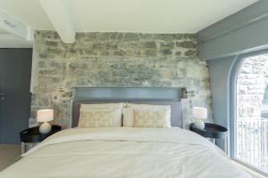 Posteľ alebo postele v izbe v ubytovaní Villa Sasso on Lake Como by Rent All Como