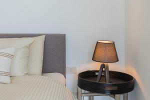 Posteľ alebo postele v izbe v ubytovaní Villa Sasso on Lake Como by Rent All Como