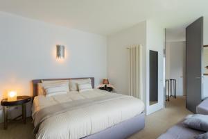 Posteľ alebo postele v izbe v ubytovaní Villa Sasso on Lake Como by Rent All Como