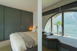 Posteľ alebo postele v izbe v ubytovaní Villa Sasso on Lake Como by Rent All Como
