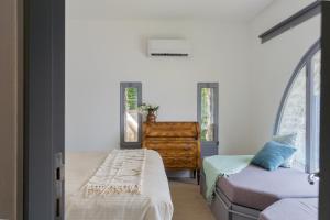 Posteľ alebo postele v izbe v ubytovaní Villa Sasso on Lake Como by Rent All Como