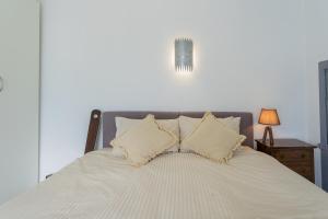 Posteľ alebo postele v izbe v ubytovaní Villa Sasso on Lake Como by Rent All Como