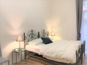 Postel nebo postele na pokoji v ubytování Magic Door Rome