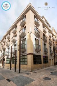 un edificio con balcones en un lateral en Hotel Centre Reus en Reus