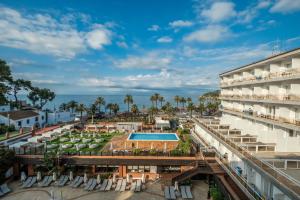 een luchtzicht op het hotel en de oceaan bij Rosamar & Spa 4*s in Lloret de Mar