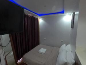 ein Hotelzimmer mit einem Bett mit zwei Handtüchern darauf in der Unterkunft Descanso En Paraiso Resort in Siquijor