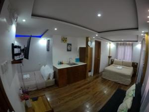 ein großes Wohnzimmer mit einem Bett und einer Küche in der Unterkunft Descanso En Paraiso Resort in Siquijor