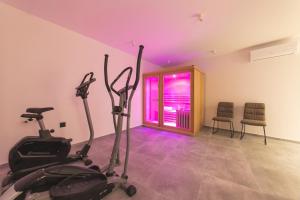 Fitness centrum a/nebo fitness zařízení v ubytování Luxury Villa Favela with heated pool