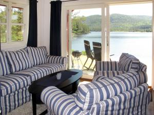 Mjåvatn的住宿－Chalet Risdalbu - SOO021 by Interhome，带沙发的客厅,享有水景