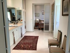 a bathroom with a sink and a mirror at Chambre à louer au coeur d'Arcachon in Arcachon