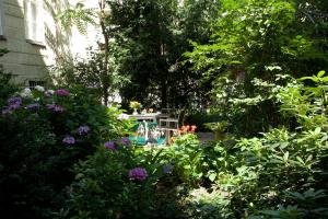 a garden filled with lots of plants and flowers at Hotel Brandies an der Messe in Berlin