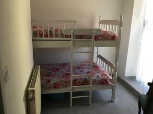 two bunk beds in a room with a window at Gîte côté jardin in Ingersheim